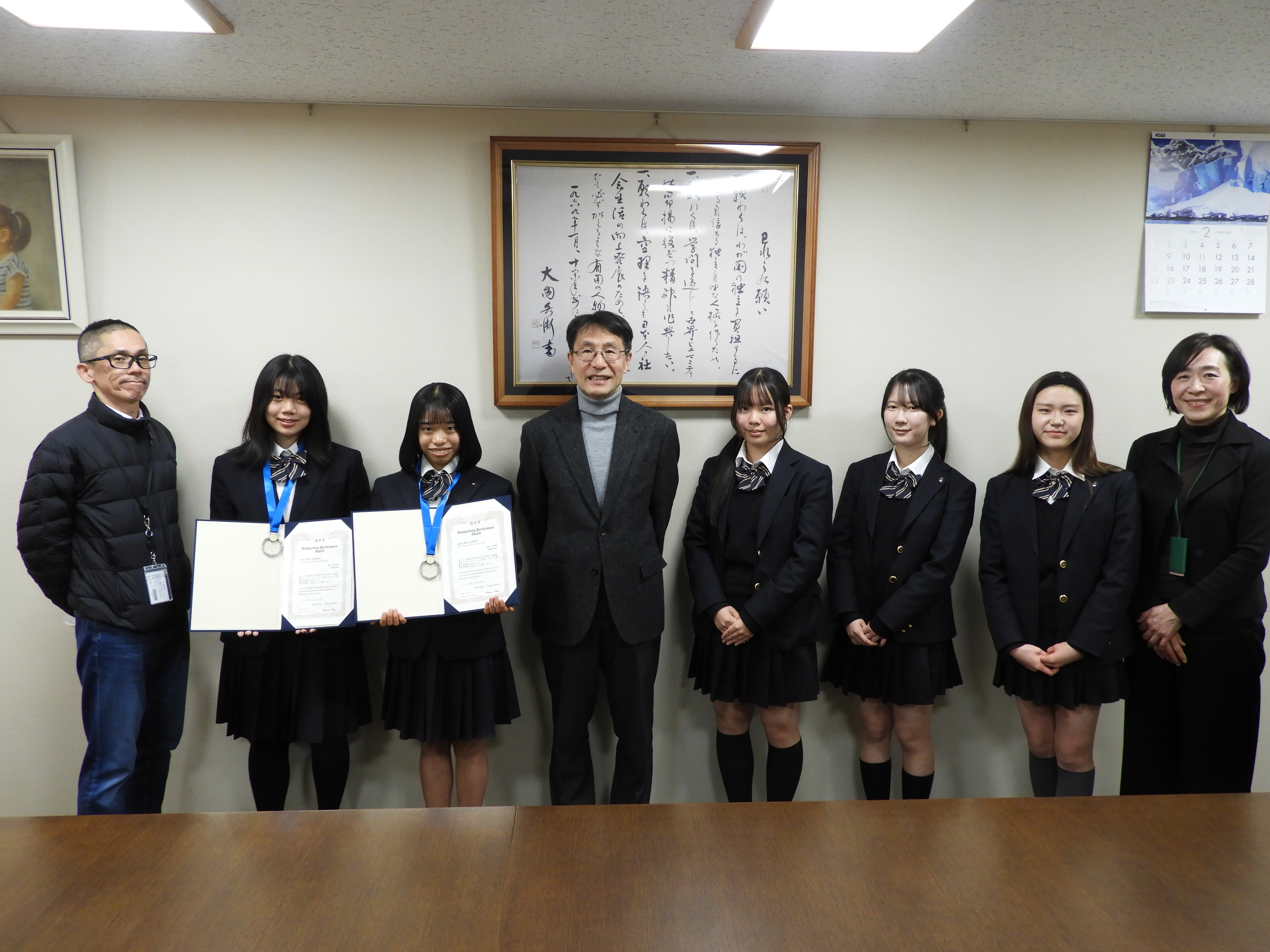 笠原校長（中央）、三島教諭（右）、内田教諭（左）と記念撮影