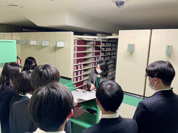 学外へも行きます。国会図書館の書庫見学。