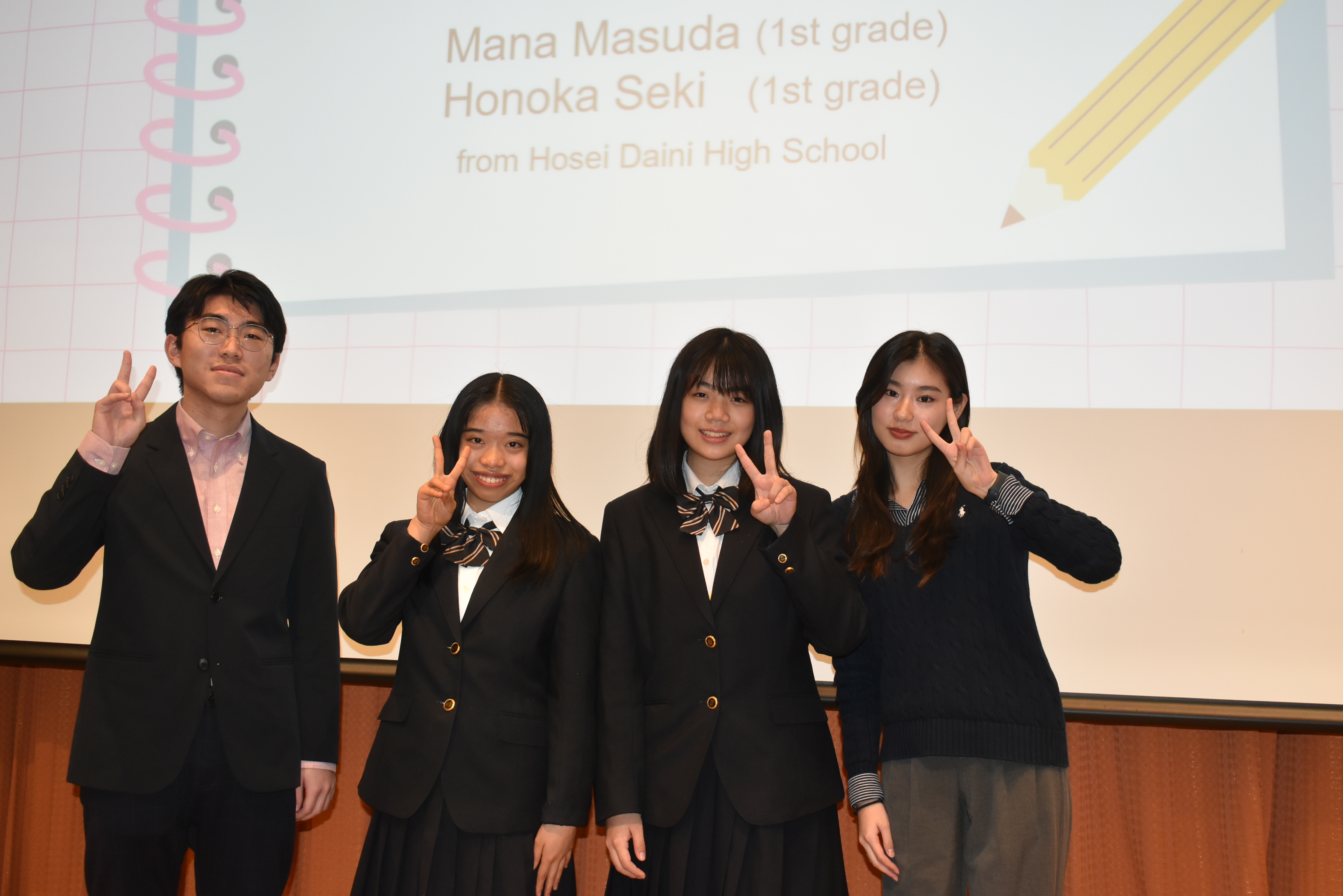 プレゼン発表を終えて、GIS学生メンターと増田さん、関さん