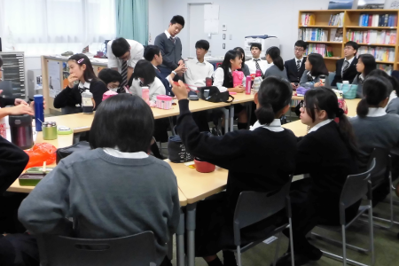 国際交流委員会生徒スタッフの打ち合わせ 国際交流委員会生徒スタッフの打ち合わせ