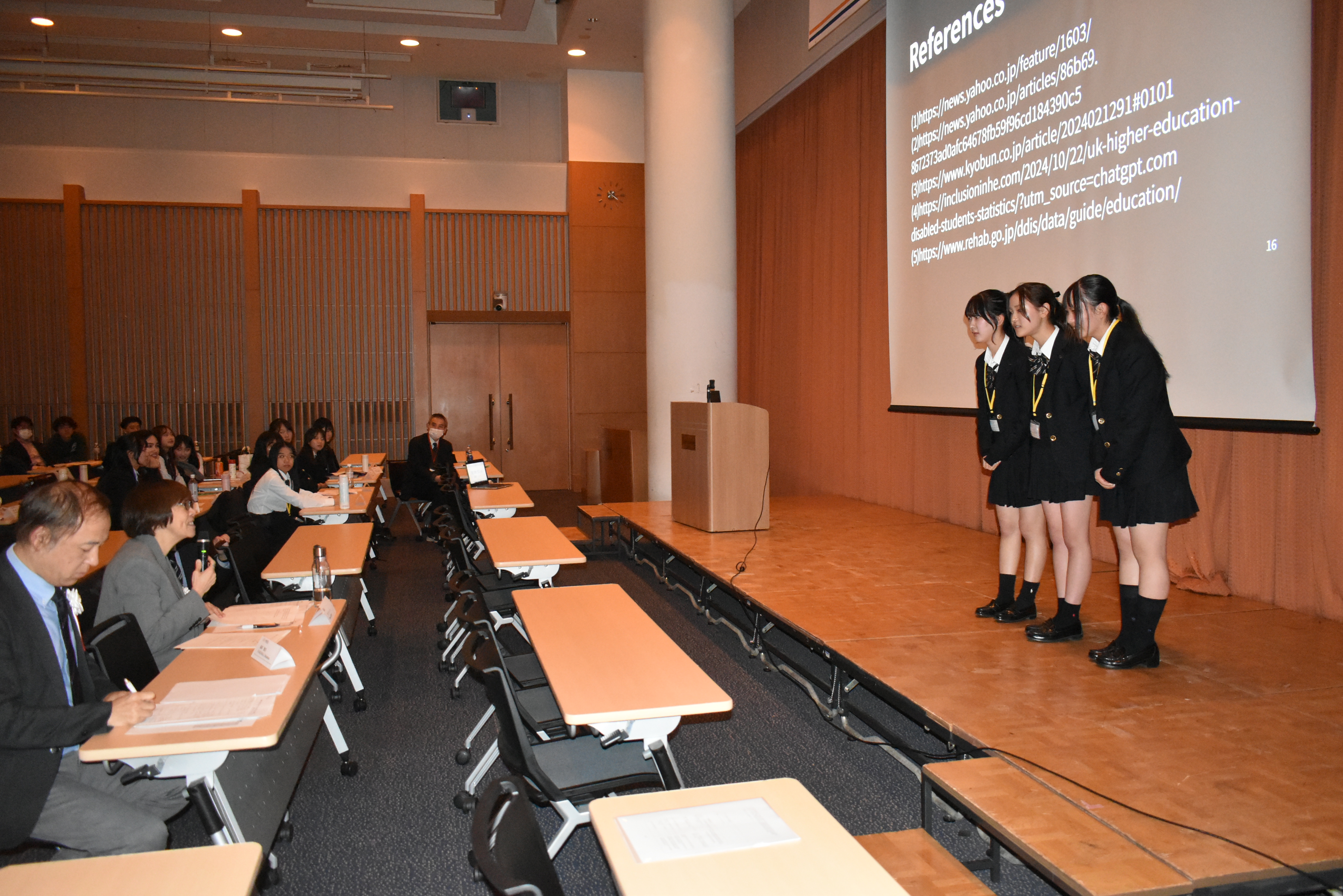 高2  齋藤心響さん、柳川凜咲さん、石原歩佳さん Diana Khor総長から質問を受ける