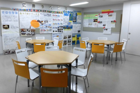 国際交流室前の「国際ラウンジ」 国際交流室前の「国際ラウンジ」