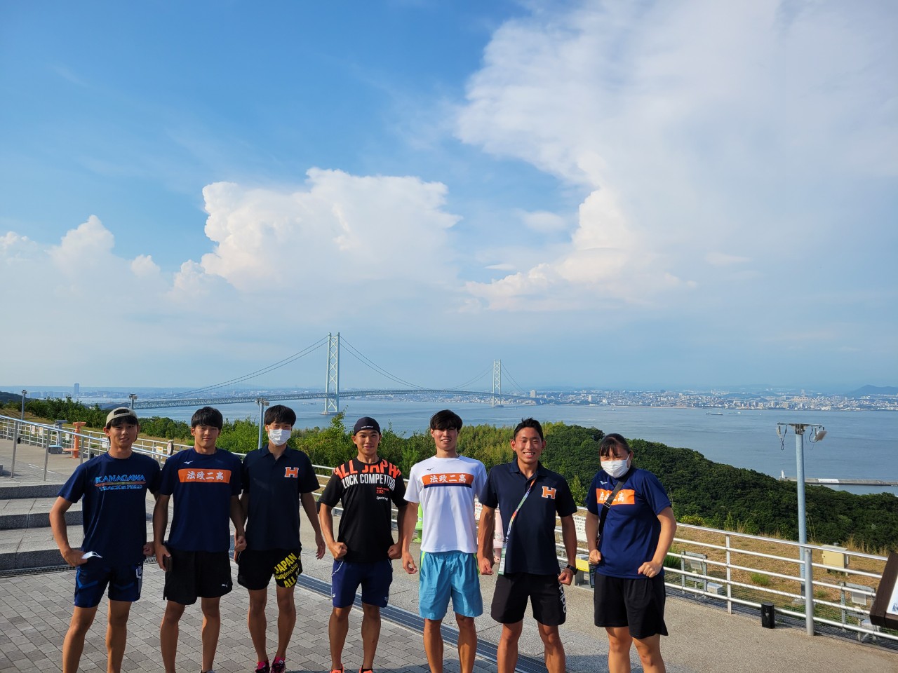 明石海峡大橋を背景に